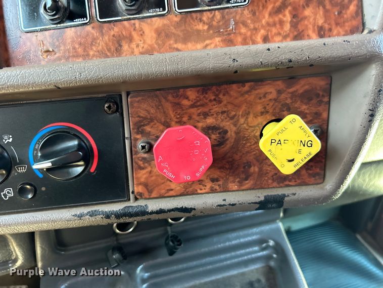 image for item EG1452 2006 Kenworth  T600B semi truck