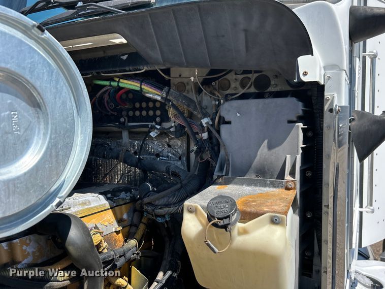 image for item EG1452 2006 Kenworth  T600B semi truck