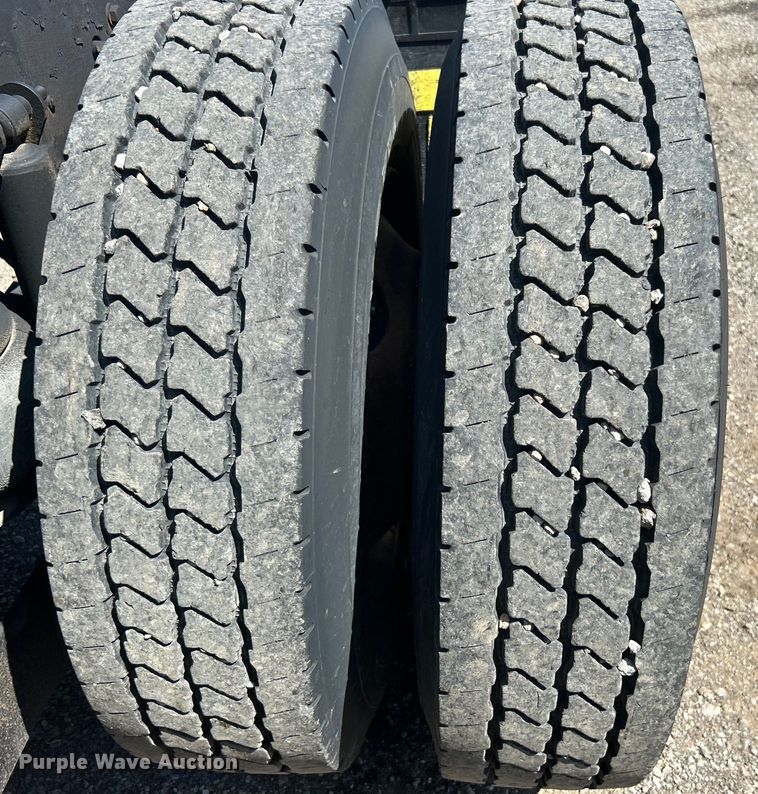 image for item EG1452 2006 Kenworth  T600B semi truck