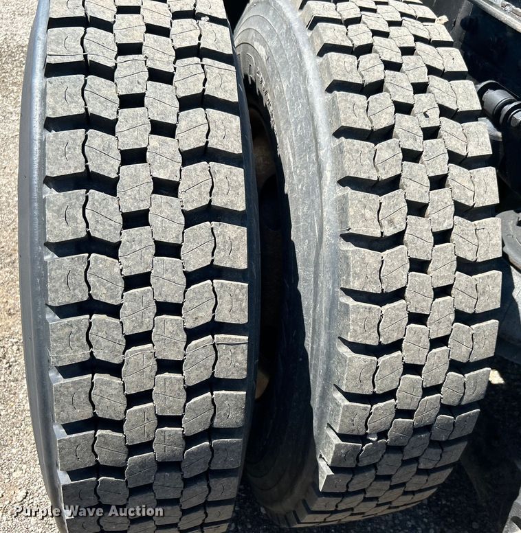 image for item EG1452 2006 Kenworth  T600B semi truck