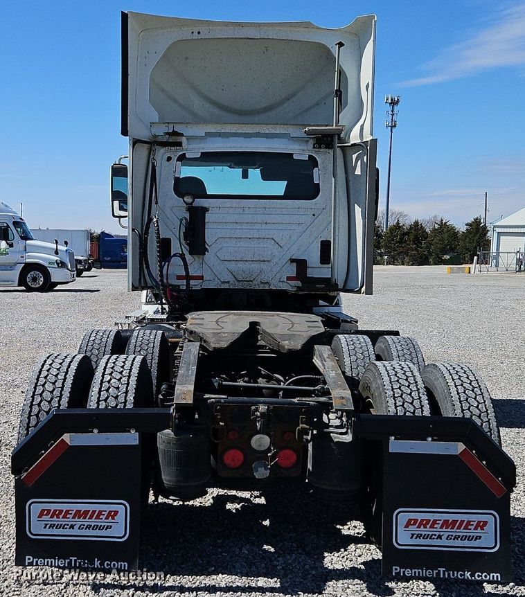 image for item EI3657 2015 International  ProStar Plus 122 semi truck