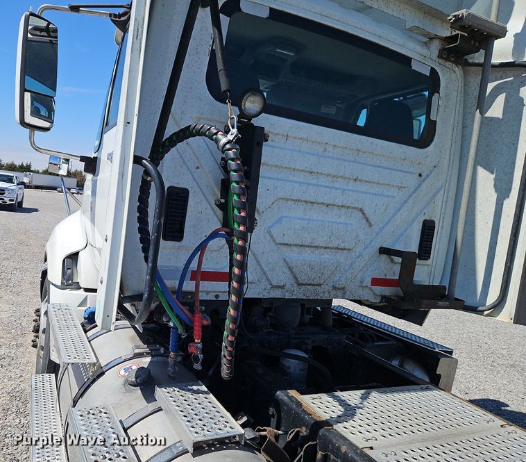 image for item EI3657 2015 International  ProStar Plus 122 semi truck