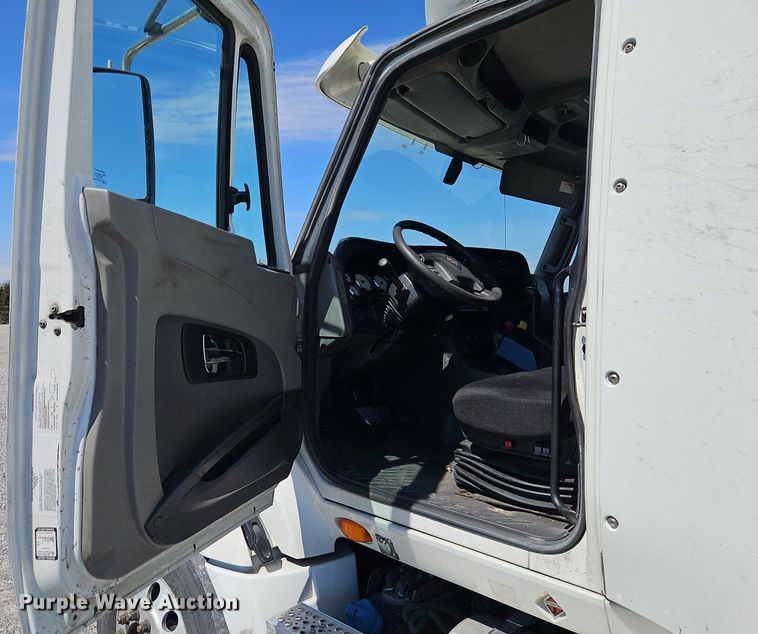 image for item EI3657 2015 International  ProStar Plus 122 semi truck