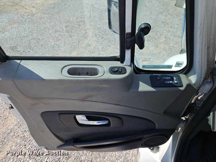 image for item EI3657 2015 International  ProStar Plus 122 semi truck