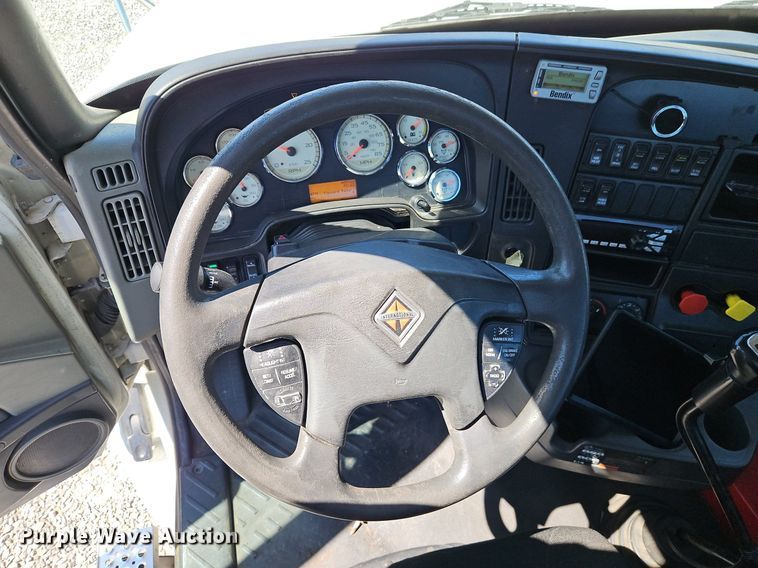 image for item EI3657 2015 International  ProStar Plus 122 semi truck