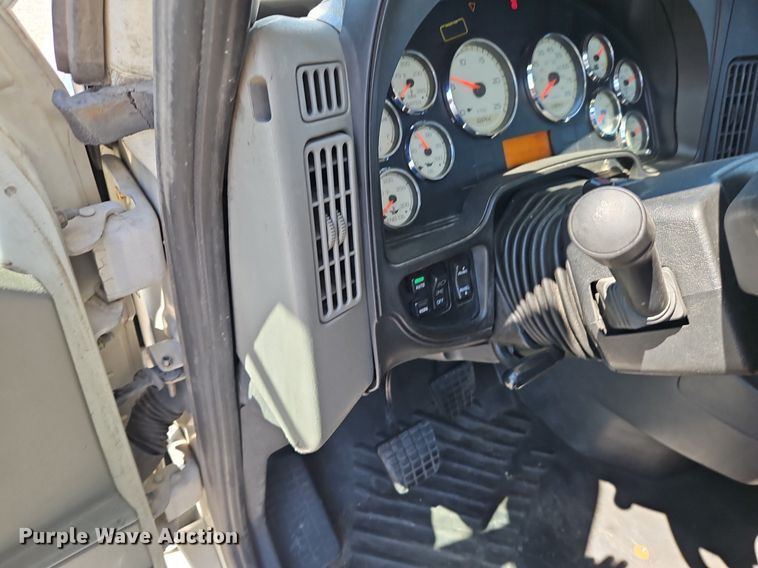 image for item EI3657 2015 International  ProStar Plus 122 semi truck