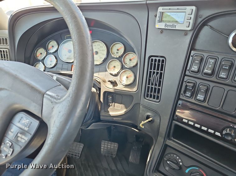 image for item EI3657 2015 International  ProStar Plus 122 semi truck