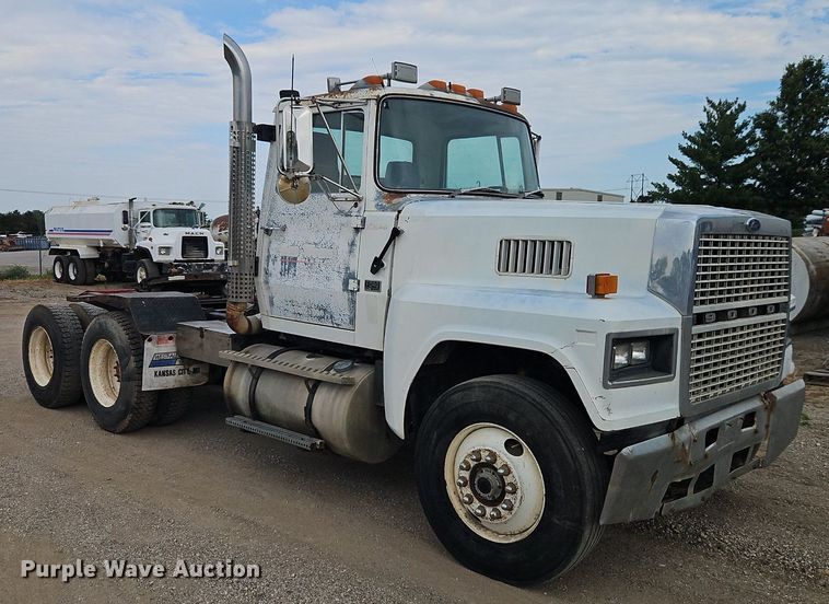 image for item EI3990 1989 Ford LTL9000 semi truck