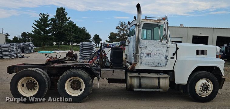 image for item EI3990 1989 Ford LTL9000 semi truck