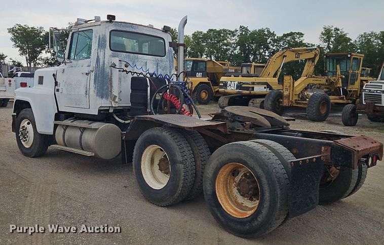 image for item EI3990 1989 Ford LTL9000 semi truck