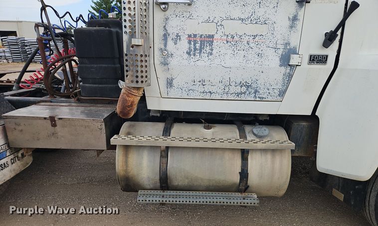image for item EI3990 1989 Ford LTL9000 semi truck