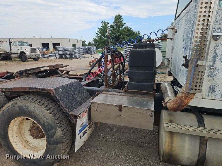image for item EI3990 1989 Ford LTL9000 semi truck