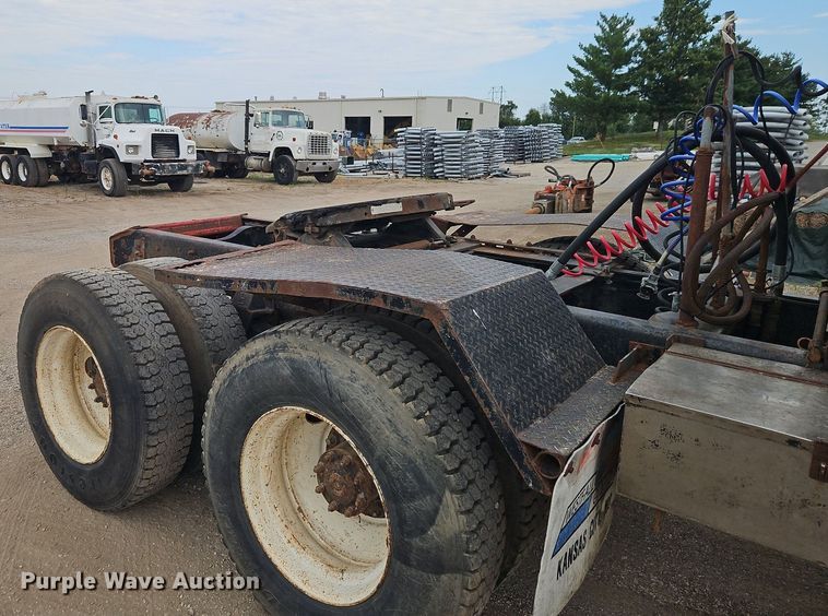 image for item EI3990 1989 Ford LTL9000 semi truck