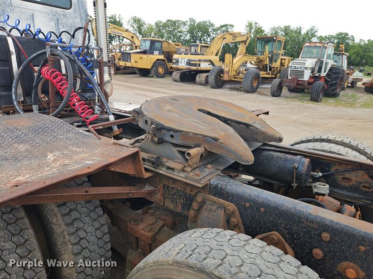 image for item EI3990 1989 Ford LTL9000 semi truck