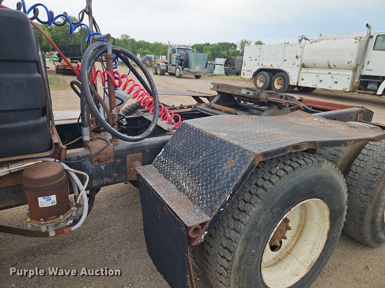 image for item EI3990 1989 Ford LTL9000 semi truck