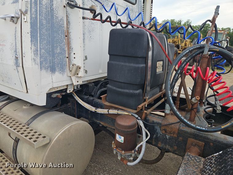 image for item EI3990 1989 Ford LTL9000 semi truck