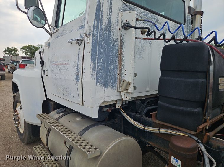 image for item EI3990 1989 Ford LTL9000 semi truck