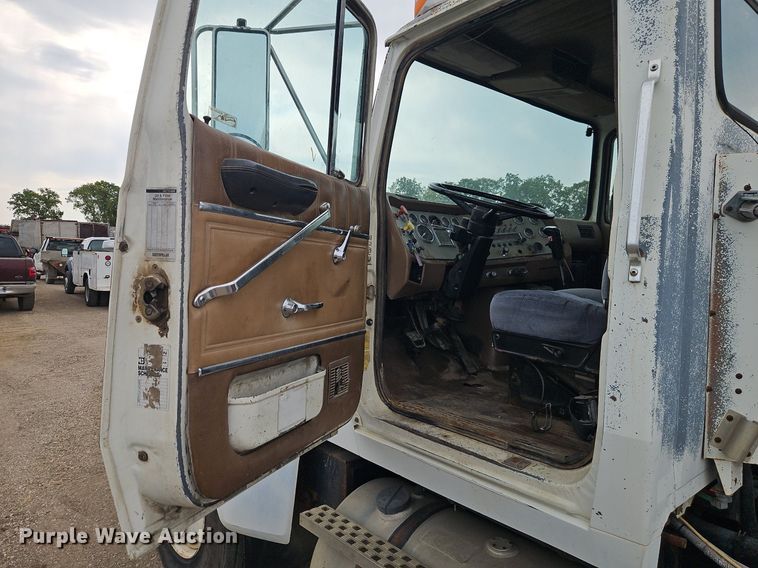 image for item EI3990 1989 Ford LTL9000 semi truck