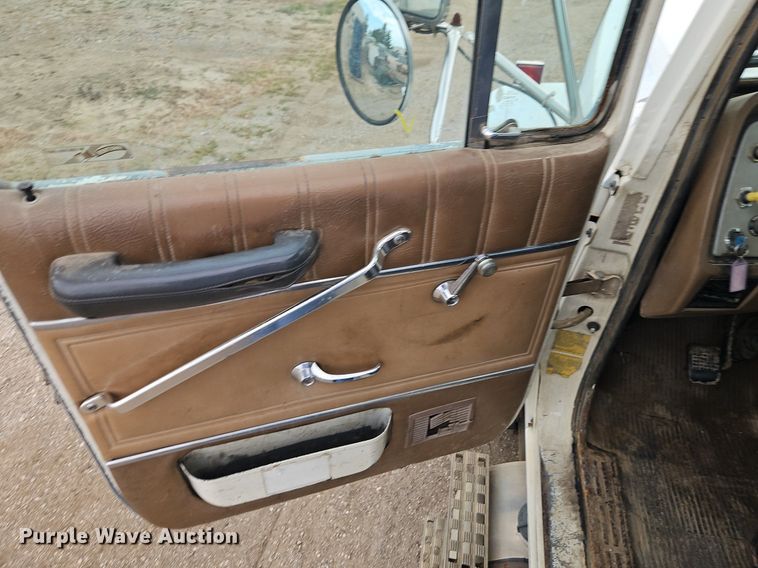 image for item EI3990 1989 Ford LTL9000 semi truck