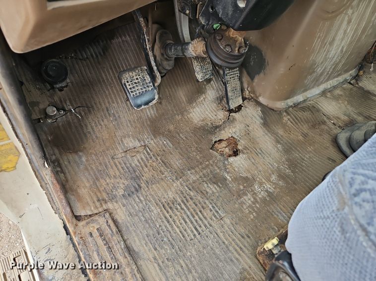 image for item EI3990 1989 Ford LTL9000 semi truck