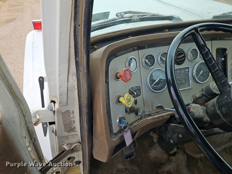 image for item EI3990 1989 Ford LTL9000 semi truck