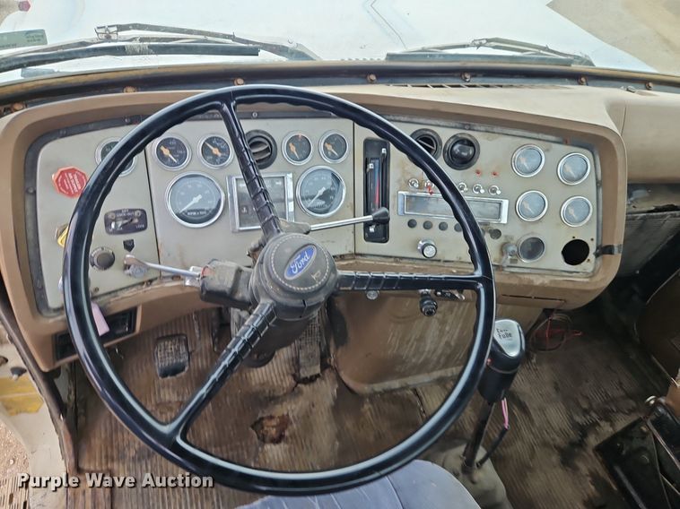 image for item EI3990 1989 Ford LTL9000 semi truck