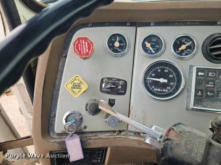 image for item EI3990 1989 Ford LTL9000 semi truck