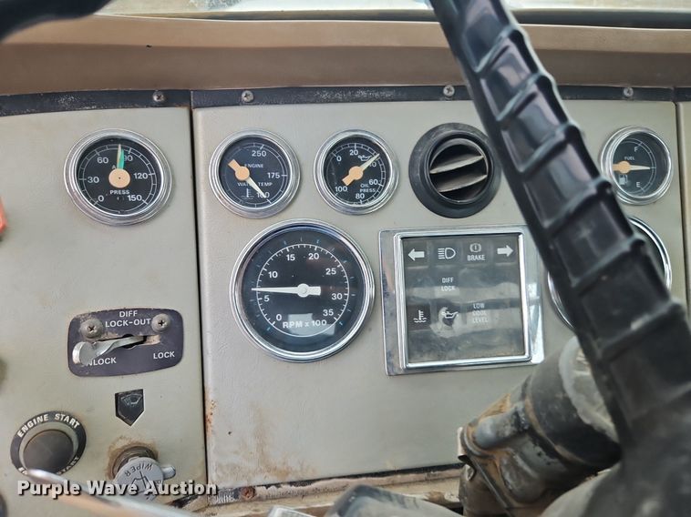 image for item EI3990 1989 Ford LTL9000 semi truck