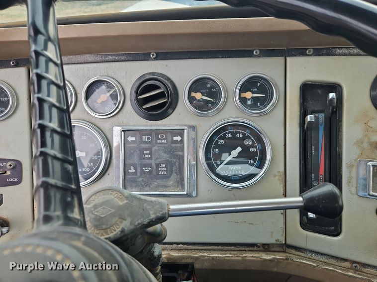 image for item EI3990 1989 Ford LTL9000 semi truck