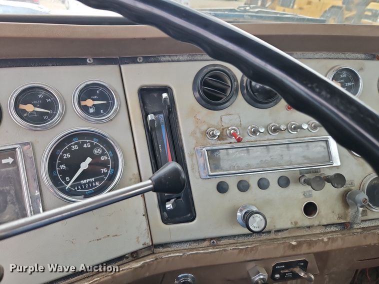 image for item EI3990 1989 Ford LTL9000 semi truck