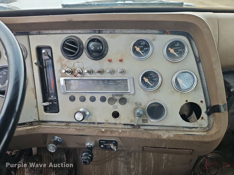 image for item EI3990 1989 Ford LTL9000 semi truck