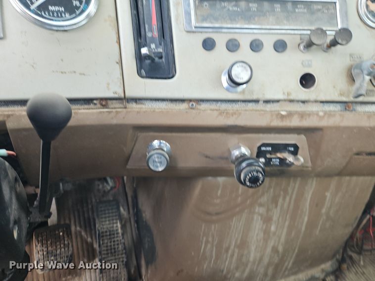 image for item EI3990 1989 Ford LTL9000 semi truck