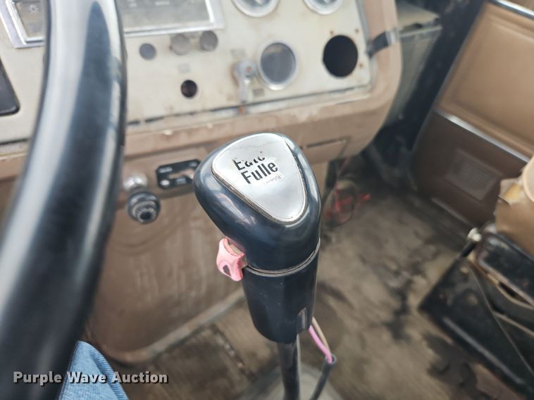 image for item EI3990 1989 Ford LTL9000 semi truck