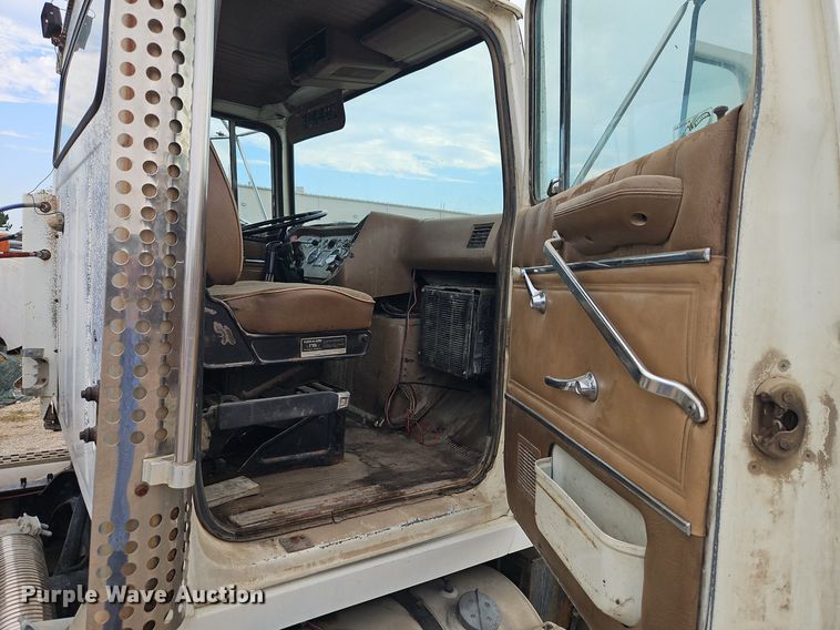 image for item EI3990 1989 Ford LTL9000 semi truck