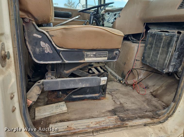 image for item EI3990 1989 Ford LTL9000 semi truck