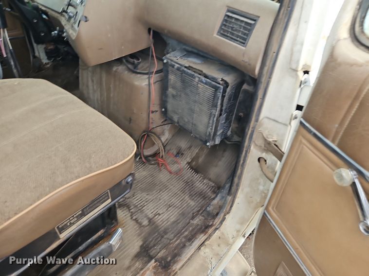 image for item EI3990 1989 Ford LTL9000 semi truck