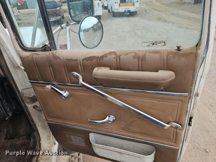 image for item EI3990 1989 Ford LTL9000 semi truck