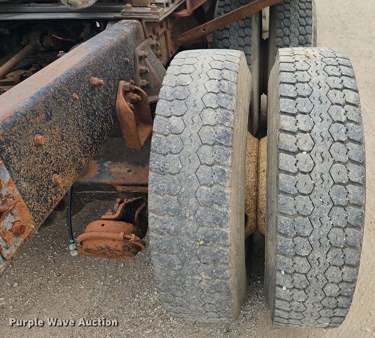 image for item EI3990 1989 Ford LTL9000 semi truck