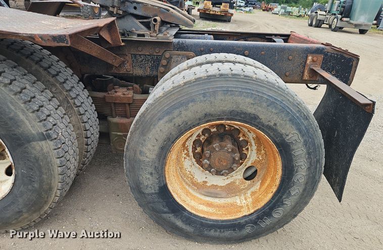 image for item EI3990 1989 Ford LTL9000 semi truck