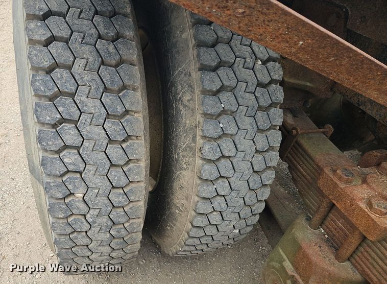 image for item EI3990 1989 Ford LTL9000 semi truck