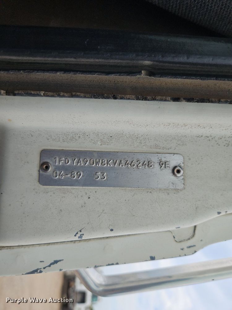 image for item EI3990 1989 Ford LTL9000 semi truck