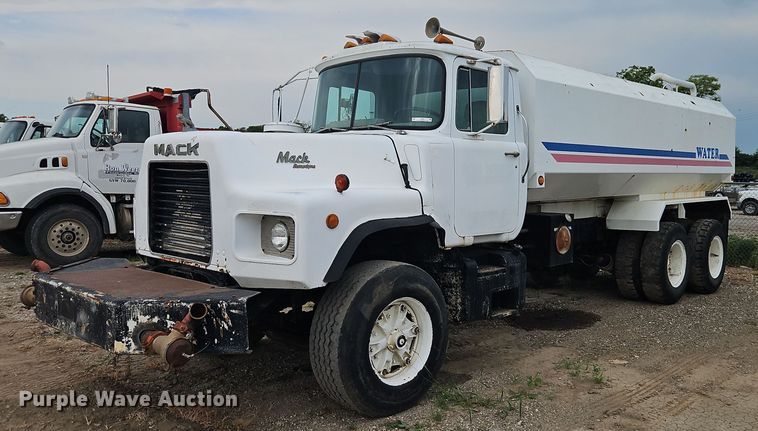 image for item EI3991 1988 Mack water truck