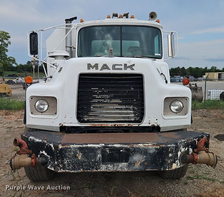 image for item EI3991 1988 Mack water truck