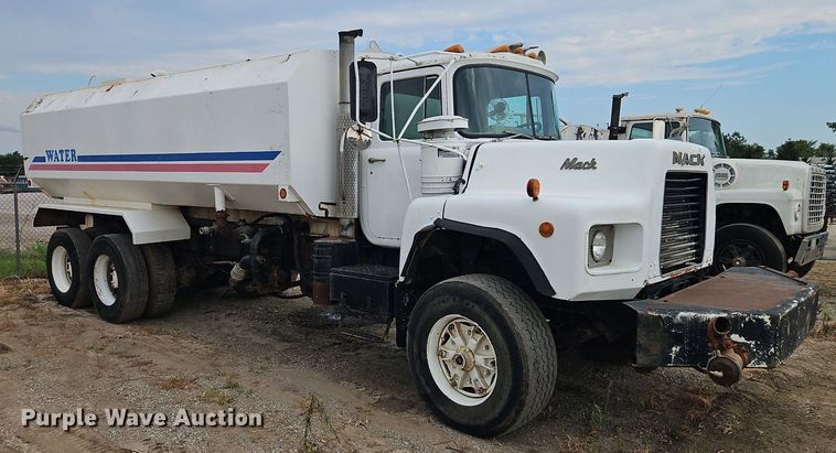 image for item EI3991 1988 Mack water truck