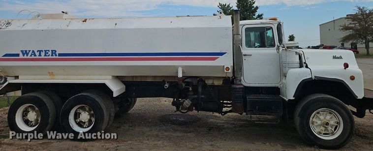 image for item EI3991 1988 Mack water truck