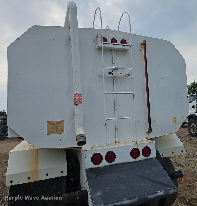 image for item EI3991 1988 Mack water truck