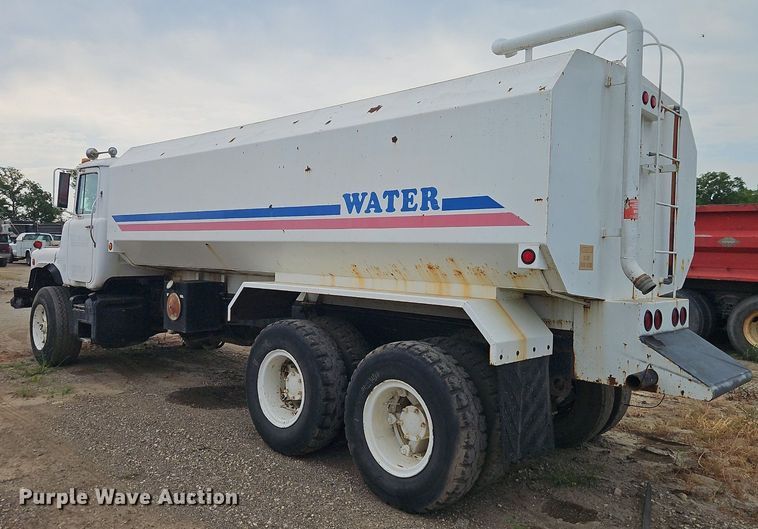 image for item EI3991 1988 Mack water truck