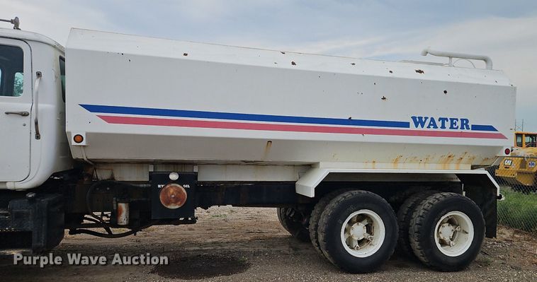 image for item EI3991 1988 Mack water truck