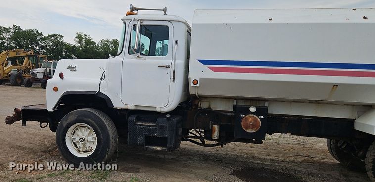 image for item EI3991 1988 Mack water truck