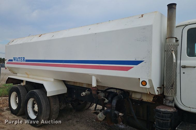 image for item EI3991 1988 Mack water truck